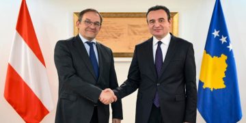 Kurti e diplomati austriak flasin për zhvillimet politike në vend