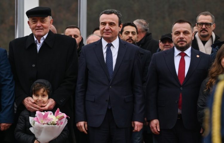 Kurti kujton Zahir Pajazitin: Lavdi komandantit dhe shokëve të tij