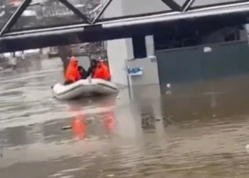 Shpëtohen pesë familje të ngujuara nga vërshimet në lagjen “2 korriku”, në Mitrovicë
