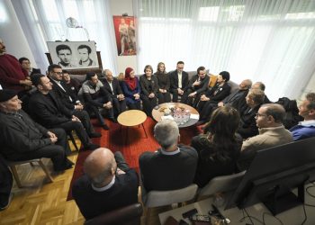 Kurti vizitoi sot familjet e Rexhep Malajt dhe Nuhi Berishës