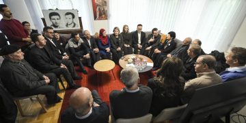 Kurti vizitoi sot familjet e Rexhep Malajt dhe Nuhi Berishës