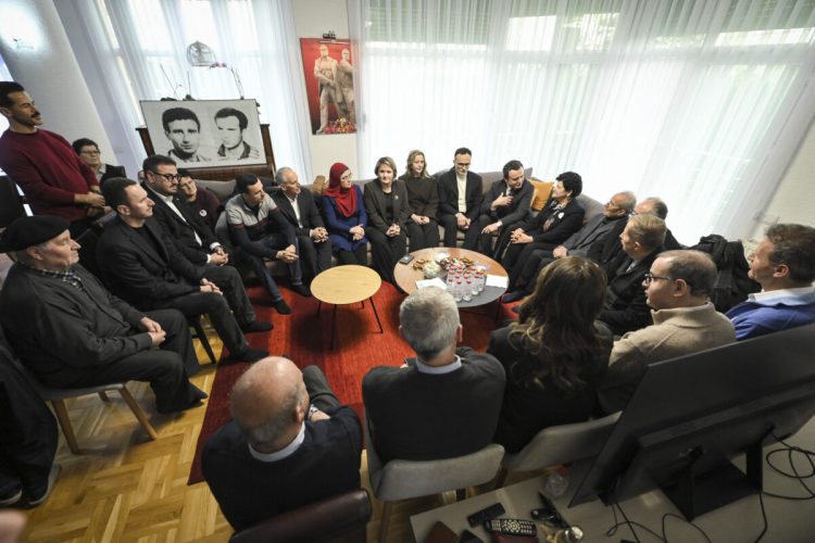 Kurti vizitoi sot familjet e Rexhep Malajt dhe Nuhi Berishës