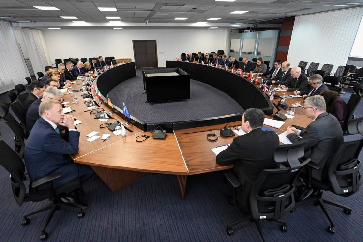 Kurti – ambasadorëve: I domosdoshëm integrimi i sistemit të arsimit dhe atij shëndetësor