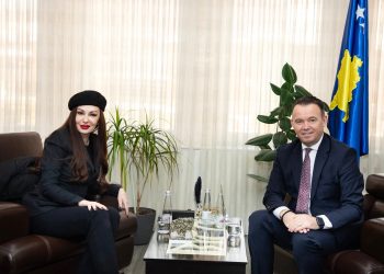 Faton Peci pret në takim Adelina Ismailin: Me kontributin e saj unik, ajo është bërë pjesë e historisë së Kosovës