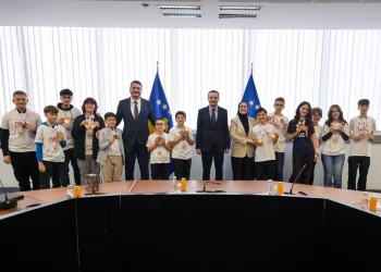 Kurti: Nxënësit e Kosovës shkëlqejnë në Olimpiadën e Shkencave NEO në SHBA, fitojnë 16 medalje