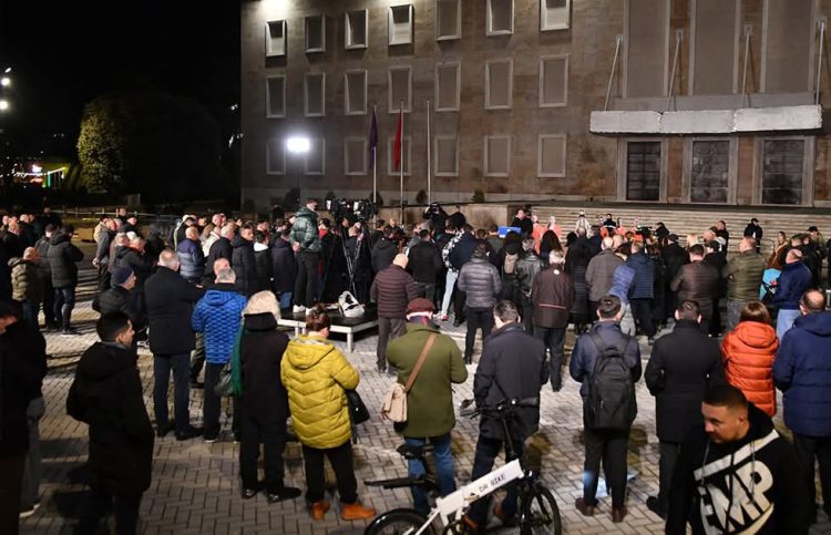 Shqipëri, opozita vazhdon protestat antiqeveritare