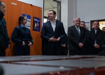 Në ndërrimin e vitit, Kurti vizitoi FSK-në e zyrtarët policorë në detyrë