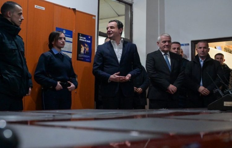 Në ndërrimin e vitit, Kurti vizitoi FSK-në e zyrtarët policorë në detyrë