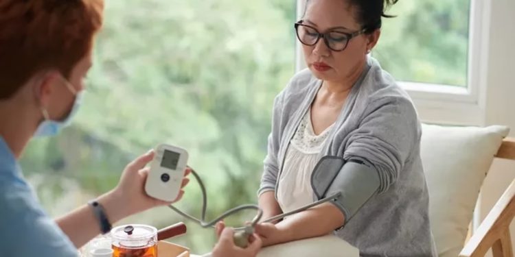 Kur temperatura bie, presioni rritet: Këshilla për ta përballuar dimrin me hipertension