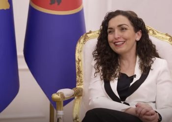 “Jemi shumë sevdali” – Si festohet Viti i Ri në familjen e presidentes, Vjosa Osmani? (VIDEO)