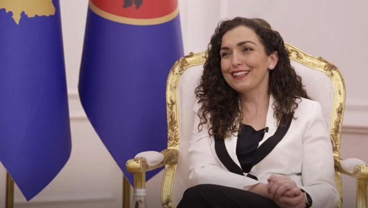 “Jemi shumë sevdali” – Si festohet Viti i Ri në familjen e presidentes, Vjosa Osmani? (VIDEO)