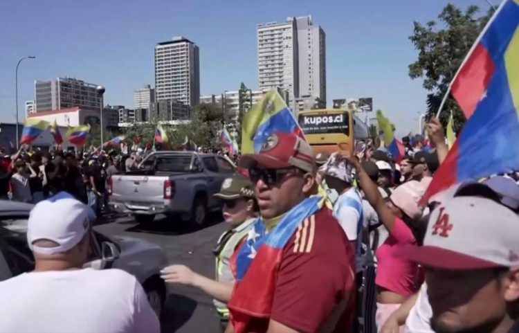 Venezuelasit festojnë operacionin amerikan kundër Maduros