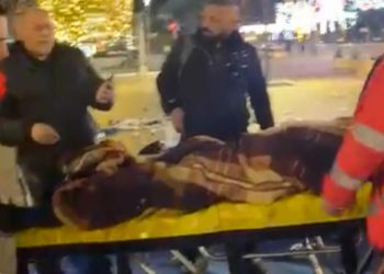 Policia ndërhyn në mesnatë për t’i hequr karriget, Adriatik Lapaj dërgohet me urgjencë në spital