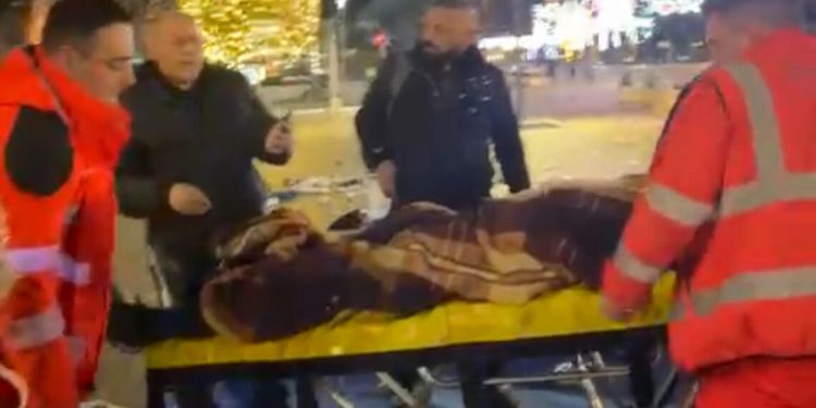 Policia ndërhyn në mesnatë për t’i hequr karriget, Adriatik Lapaj dërgohet me urgjencë në spital