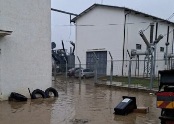 Përmbyten nënstacionet, KEDS-i ndërprenë energjinë elektrike në tri komuna