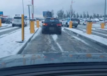 Rrugët me borë, vështirësi në qarkullim drejt Aeroportit “ Adem Jashari”