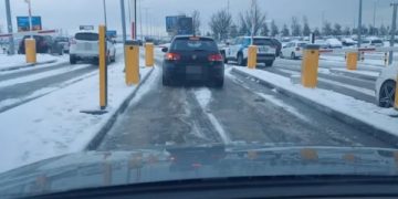 Rrugët me borë, vështirësi në qarkullim drejt Aeroportit “ Adem Jashari”