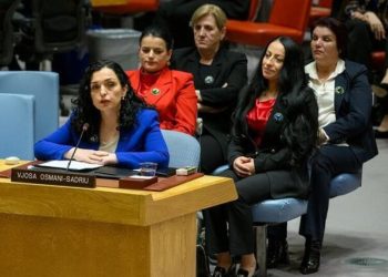 “Viktimat janë këtu, kërkoju falje” – Presidentja riaktualizon fjalimin e saj në OKB: Drejtësi dhe fakte përballë propagandës serbe