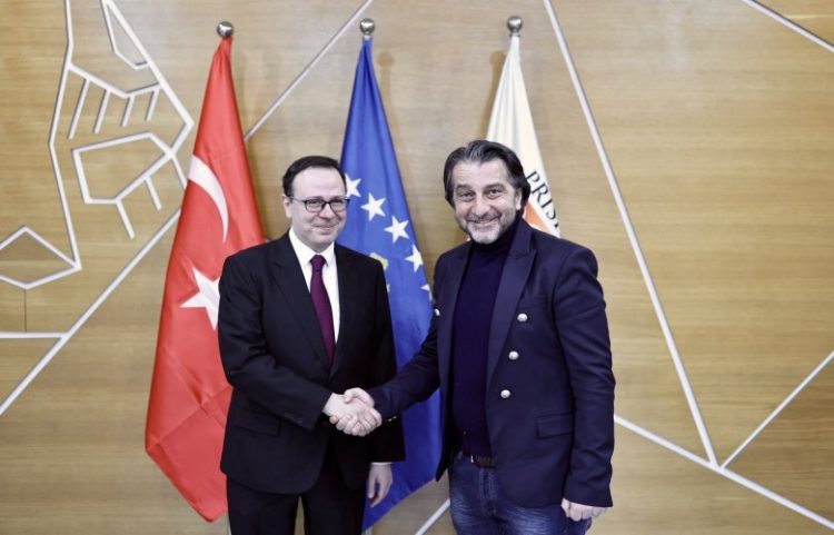 Ambasadori turk uron Ramën për mandatin e dytë në Prishtinë
