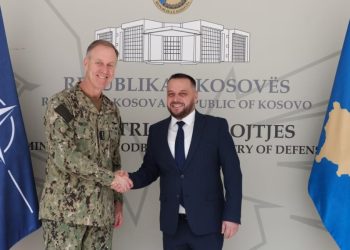 Maqedonci e njofton komandantin e NATO-s për forcimin e kapacitete të FSK-së