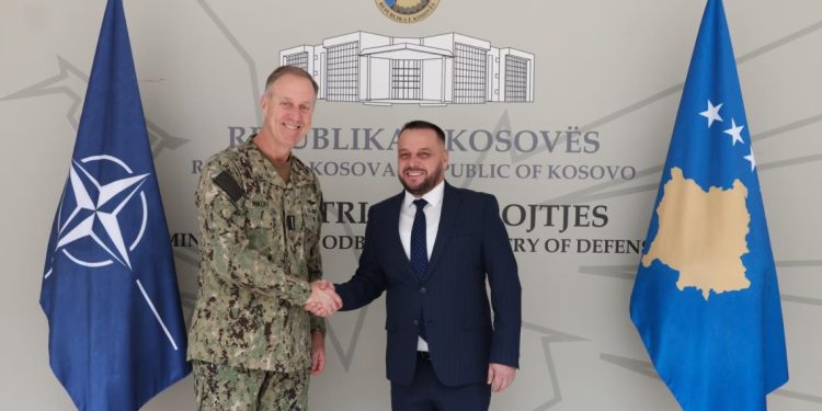 Maqedonci e njofton komandantin e NATO-s për forcimin e kapacitete të FSK-së