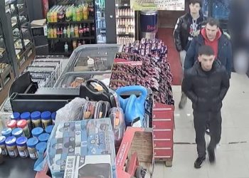 Policia kërkon ndihmë në identifikimin e të dyshuarave për vjedhj
