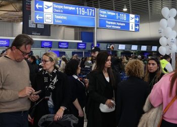 Mbyllen aeroportet në disa qytete evropiane për shkak të akullit
