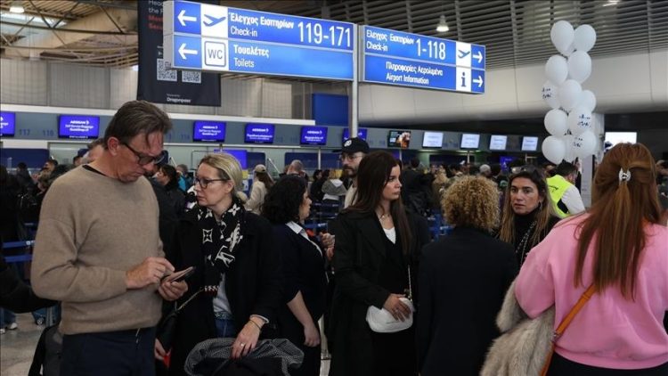 Mbyllen aeroportet në disa qytete evropiane për shkak të akullit