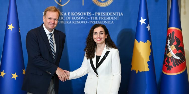 Sorensen sot në Kosovë, pritet të takohet me presidenten Osmani