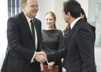 Kurti: Kosova është e gatshme për dialog konstruktiv në Bruksel, përmend tërheqjen e letrës së Bërnabiqit dhe dorëzimin e Radoiçiqit