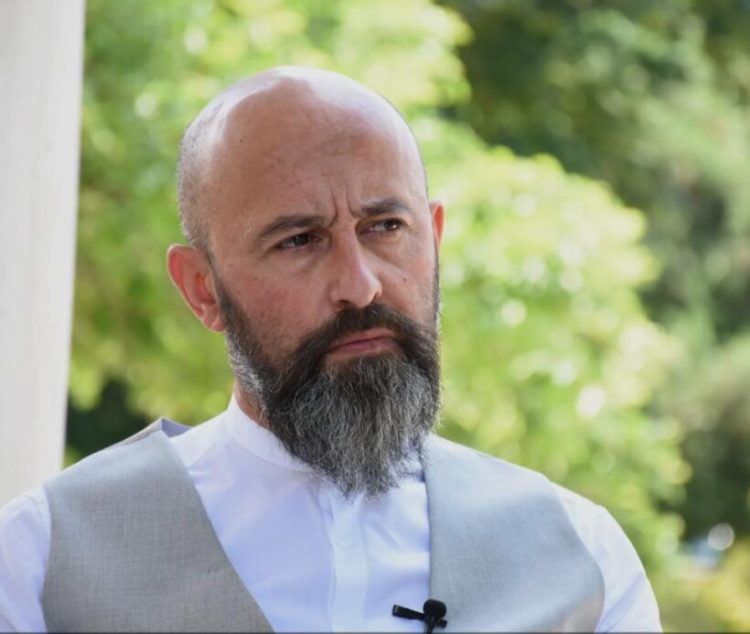 Udhëtimi i natës dhe kufiri i të qenurit: Israja dhe Miraxhi