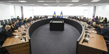 Kurti zhvilloi takim me ambasadorët e akredituar në Kosovë