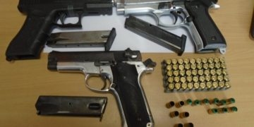 Sulmon dhe kanos qytetarin me revole, policia i gjen arsenal armësh