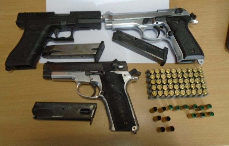 Sulmon dhe kanos qytetarin me revole, policia i gjen arsenal armësh