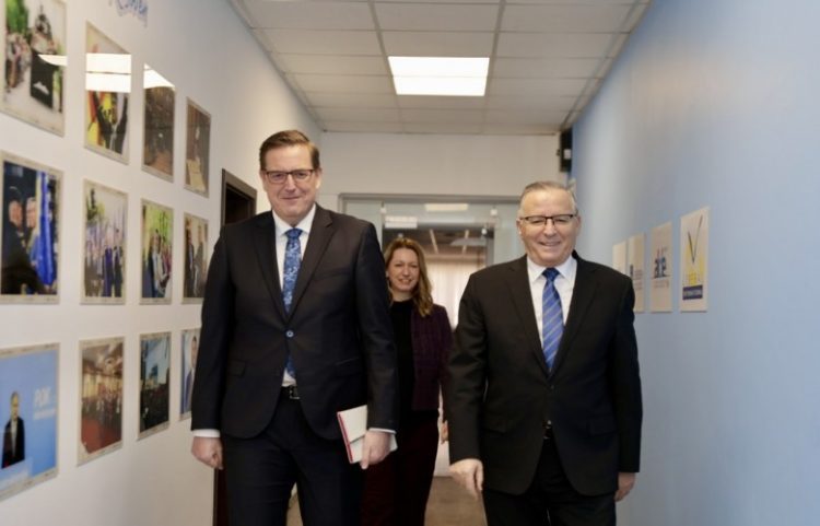 Hamza pret ambasadorin slloven, flasin për zhvillimet politike në vend