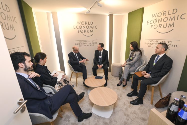 Kurti takohet me kryeministrin e Luksemburgut, i përmend synimin për anëtarësim në BE, KiE dhe NATO