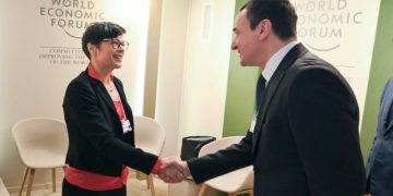 Kurti takon Komisioneren Kos, thotë se duhet vlerësuar progresi i Kosovës