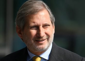 Hahn: Asnjë lëshim për Serbinë në procesin e anëtarësimit në BE