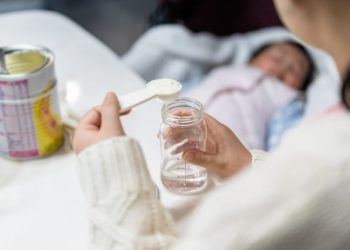 Alarm ushqimor: Formula për foshnje të Nestlé, Danone dhe Lactalis hiqen nga tregu