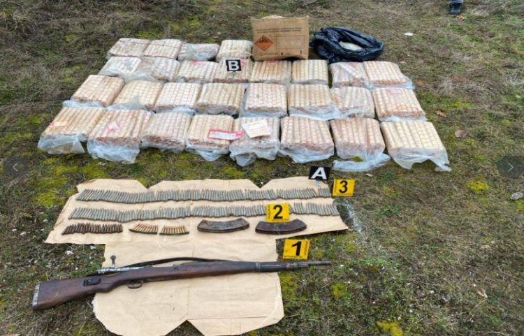 Policia gjen sërish armë e eksploziv në veri