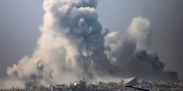 Izraeli intensifikon sulmet ajrore dhe artilerike në Gaza, pavarësisht një armëpushimi në fuqi