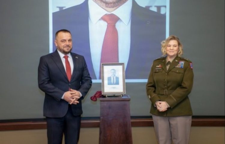 Maqedonci, nderohet nga Ushtria e SHBA-ve