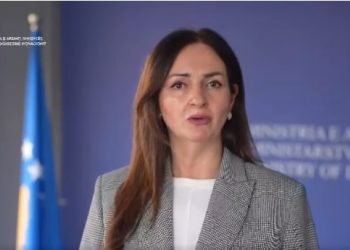 Ministria e Arsimit hap debat për rishikimin e kurrikulave të arsimit