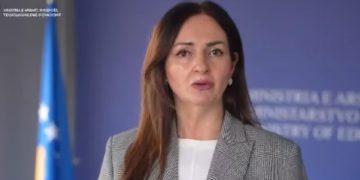 Ministria e Arsimit hap debat për rishikimin e kurrikulave të arsimit