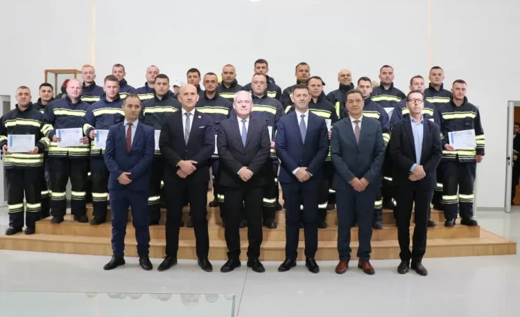 Sveçla mori pjesë në diplomimin e kadetëve që përfunduan trajnimin profesional për zjarrfikës