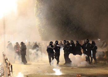 Mes përplasjeve dhe tensioneve, lirohen 19 protestuesit e arrestuar në Shqipëri