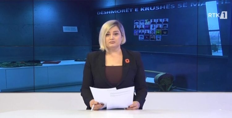 Prekëse: Prezantuesja e RTK-së nuk arriti t’i mbante lotët teksa jepte lajmin për përkujtimin e m@sakrës ku ia vr@në babain