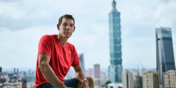 Alex Honnold shkruan historinë/ Alpinisti arriti majën e ndërtesës 508 metërshe pa asnjë pajisje mbrojtëse