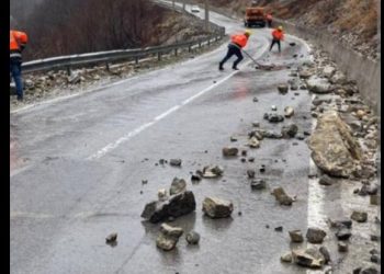 Vështirësi në qarkullim në disa rrugë për shkak të vërshimeve, policia u bën thirrje shoferëve për kujdes të shtuar