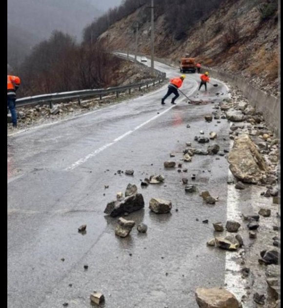 Vështirësi në qarkullim në disa rrugë për shkak të vërshimeve, policia u bën thirrje shoferëve për kujdes të shtuar